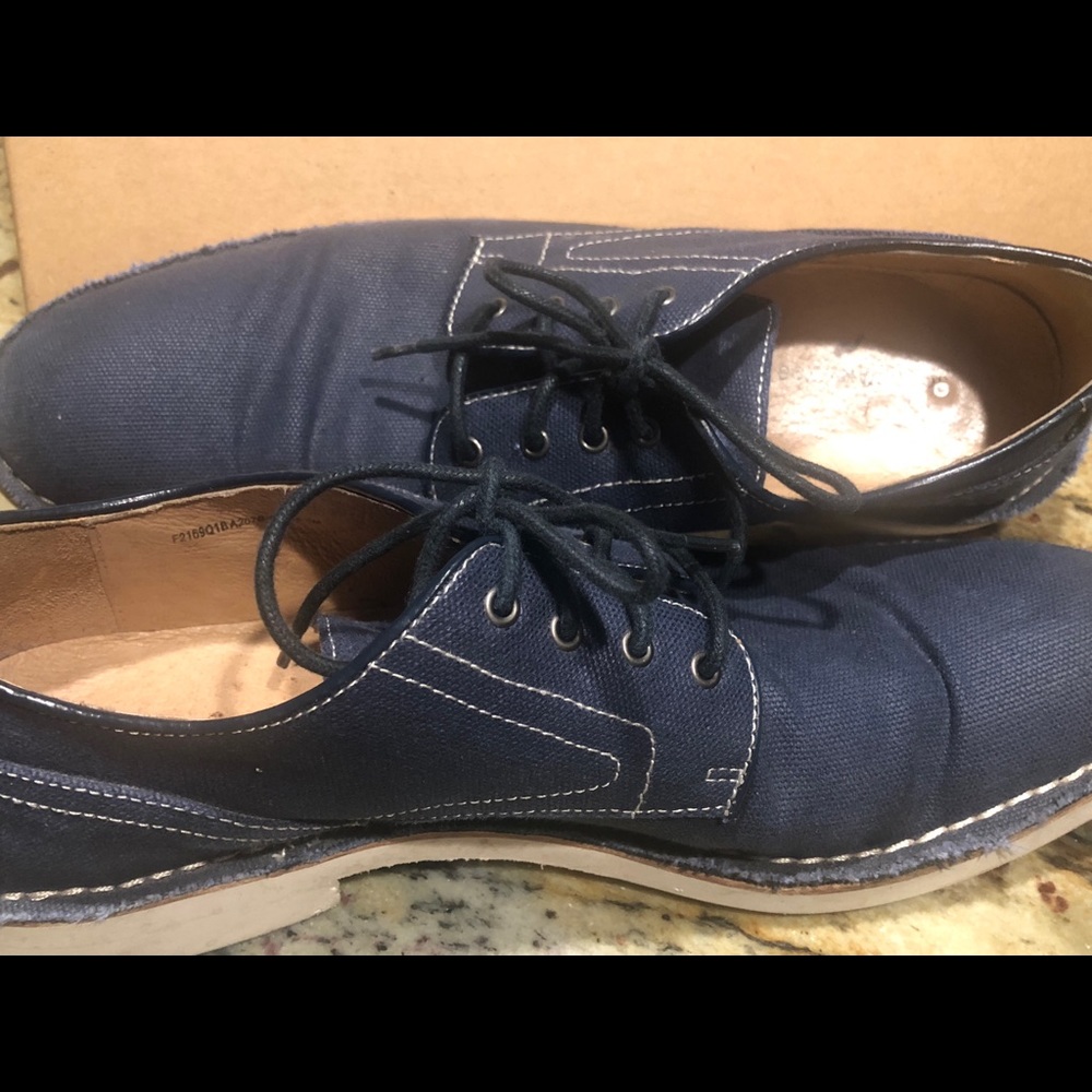 Causal blue shoes with white stitch: used